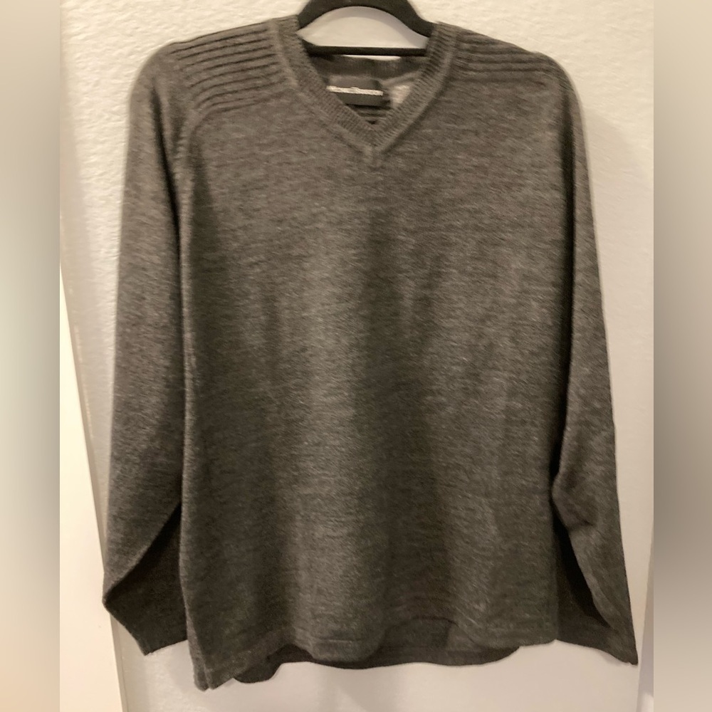 Michael Brandon Men’s V Neck Sweater  Long Sleeves Size Medium